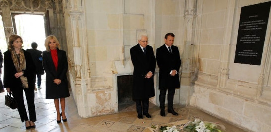 El presidente de Francia, Emmanuel Macron, y su homólogo italiano, Sergio Mattarella, presentan sus respetos ante la tumba del pintor y científico renacentista italiano Leonardo Da Vinci. AP / Philippe Wojazer