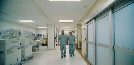 El médico y el anestecista en un pasillo del hospital.