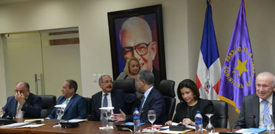 El Comité Político, encabezado por el presidente Danilo Medina y el expresidente Leonel Fernández, se reunió anoche para debatir diferentes tópicos sobre el reglamento del partido, la adecuación de los estatutos y la conformación de una comisión para impugnar decisión de la JCE.