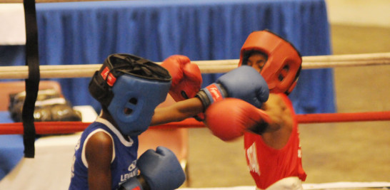 Dos púgiles intercambian golpes durane la primera jornada del torneo de boxeo Para Novatos de la capital.