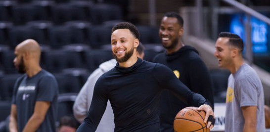Stephen Curry lidera la ofensiva de los Warriors ante la ausencia de Durant. AP