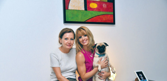 Dimitrova junto a su madre Maya y su mascota Dushka.
