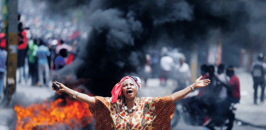 Un manifestante grita consignas contra el gobierno, mientras denunciaban la corrupción y paralizaron parte de la capital al exigir la destitución del presidente Jovenel Moise. AP