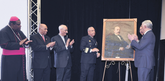 El embajador Canepari junto al contralmirante Héctor Martínez Román develaron un cuadro en honor al primer almirante de la Armada, Juan Bautista Cambiaso.