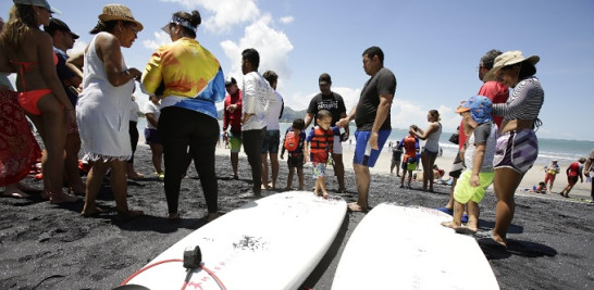 Un grupo de niños con autismo disfruta de la brisa, las olas y la arenas durante una práctica de surf, cerca de Ciudad de Panamá (Panamá). EFE/ Carlos Lemos