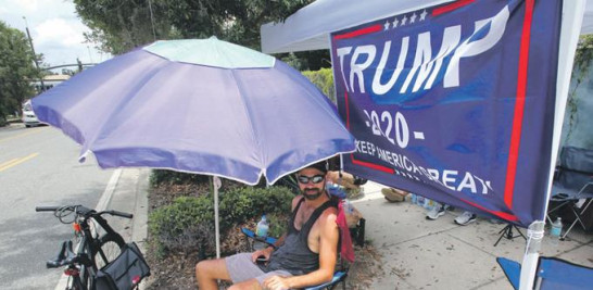Ray Renaud hace campaña por Trump en Daytona. AP