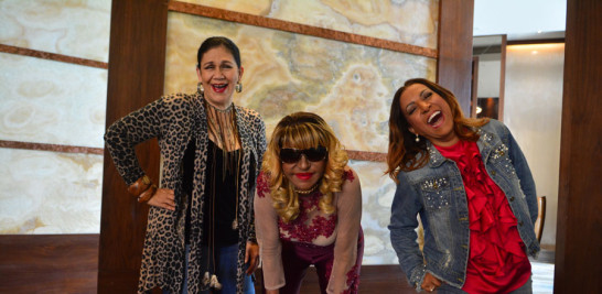 Maridalia Hernández, Fefita la Grande y Milly Quezada están alegres por el nuevo reencuentro musical en el hotel Jaragua.