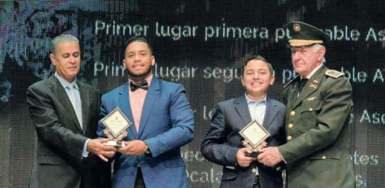 Américo Cabrera y Kalil Haché, premian a los Novatos del Año Mícalo de Jesús Bermúdez y Rubén Jiménez.