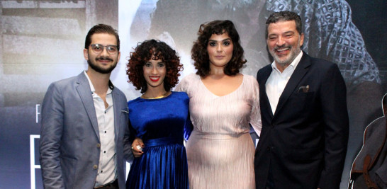 El escritor y director de la pelícual José María Cabral, acompañado del elenco principal Cindy Galán, Lía Briones y el primer actor Félix Germán. CORTESÍA