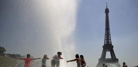 Las personas optaron por refrescarse en la fuente del Trocadero, en París, Francia.  AP /Francisco Seco