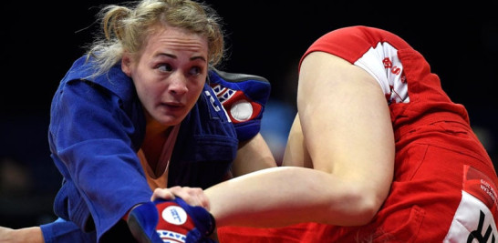 Tatjana Kazeniuk, de Rusia, lucha con Natalia Ilkiv, de Ucrania, en los 56 kilos de los Juegos Europeos. EFE