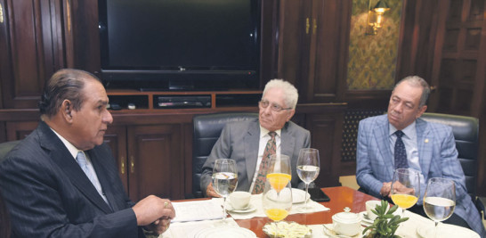 El empresario Juan Barceló y el senador Rubén Darío Cruz, escuchan al director del Listín, Miguel Franjul.