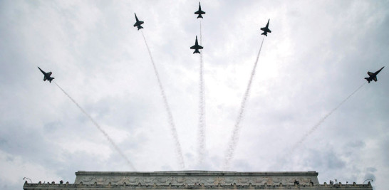 Los aviones Blue Angel vuelan sobre el Monumento a Lincoln, en el desfile de ayer. EFE