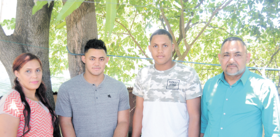 Parte de los miembros de la familia, Dorka (madre), Jasson, Félix Jr. y Félix Dominguez posan para el Listín Diario.
