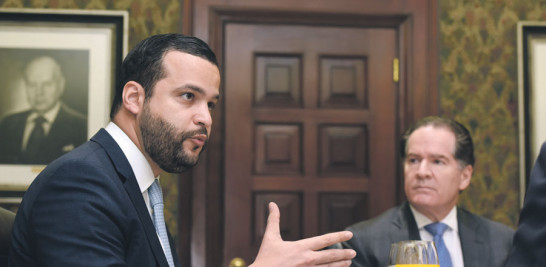 Rafael Paz explica planes a Manuel Corripio, presidente de la Editora Listín Diario.