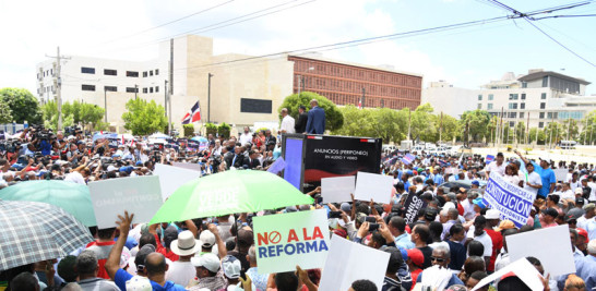Parte de la multitud congregada ayer ante la sede del Congreso. VÍCTOR RAMÍREZ/LD