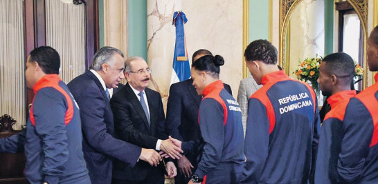 La selección nacional de boxeo en el momento de saludar al presidente Danilo Medina, junto a Luisín Mejía, ayer en Palacio.