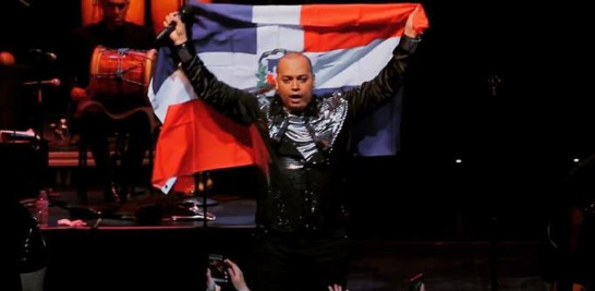 Cherito con la bandera dominicana en su última presentación en Nueva York.