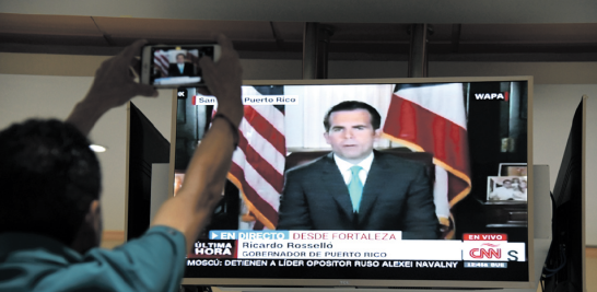 Imagen de televisión en momentos en que Ricardo Roselló pronunciaba su discurso, casi a las 12 de la medianoche.