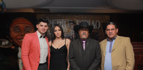 El grupo El Norte junto a Yovanny Polanco en el anuncio del show Que viva el perico ripiao.