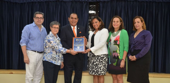 Miguel Franjul, Gema Hidalgo y Rosanna Rivera , directivos del periódico reciben un reconocimiento.