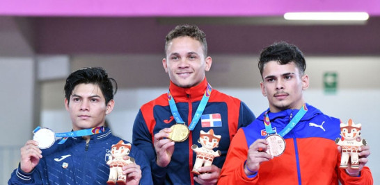 Audrys Nin, al centro, de República Dominicana, medalla de oro, junto a Jorge Vega de Guatemala, plata, y Alejandro de la Cruz, bronce, en la premiación de salto masculino de la gimnasia artística. /EFE