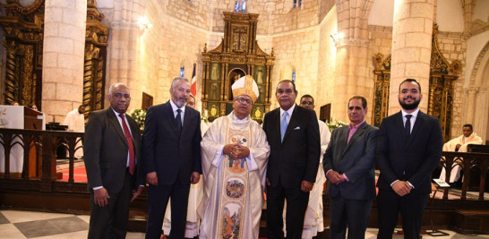 Monseñor Ramón Benito Ángeles junto a Miguel Franjul, Fabio Cabral, Tomás Aquino
Méndez, Héctor J. Cruz y Juan Eduardo Thomas. JOSÉ A. MALDONADO.