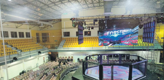 La jaula, en forma de octágono, que servirá de escenario para los once combates con los que debutará hoy la empresa Fighting Force.