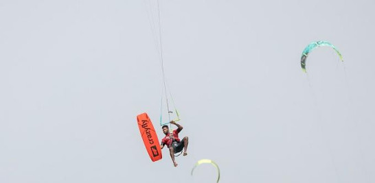 “El kite es una cometa que te hala sobre una tabla de surf o tabla con botas especiales,