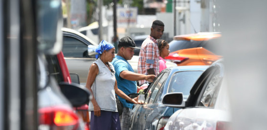 Mientras Andrea pide en el semáforo, José Ángel limpia los cristales de los vehículos.