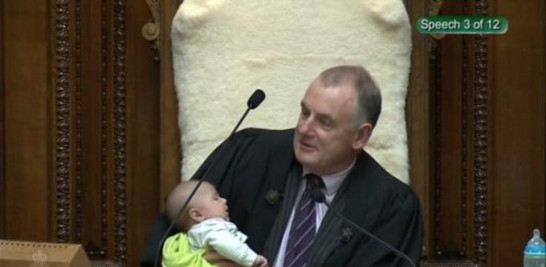 El presidente del Parlamento, quien prometió al asumir el cargo en 2017 convertir la Cámara en un lugar más amigable para las familias, mecía al bebé mientras recordaba a un legislador que su tiempo se había agotado.