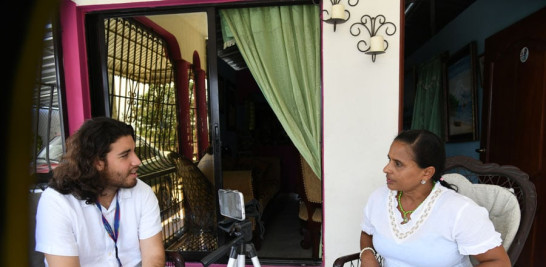 El periodista de LISTÍN DIARIO, Paul Mathiasen, conversa con la madre de Emely, Adalgisa Polanco. RAÚL ASENCIO/LD