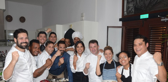 Martín Berasategui junto al equipo de chefs locales que le acompañaron durante la cena.