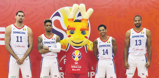 Los dominicanos Eloy Vargas, Juan Miguel Suero, Ricardo Ramón y Eulis Báez junto a la mascota del Mundial.