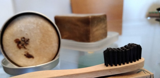 Cepillo de dientes que tiene las cerdas de bambú, con su crema envasada en una lata. Foto cedida