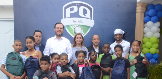 Willy Castillo, Miguel Roig, María José Turull de Roig, Pedro Castillo y Alex Cabassa, junto a algunos de los niños que recibieron la donación.