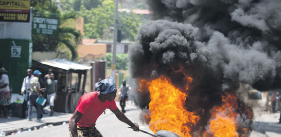 Un hombre quema neumáticos durante las manifestaciones por la falta de gasolina ayer. AP