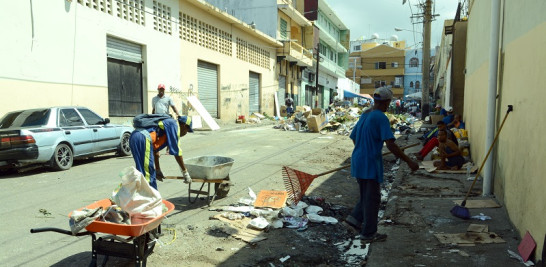Empleados del Ayuntamiento del Distrito Nacional recogen basura de la zona. / Foto: José Alberto Maldonado
