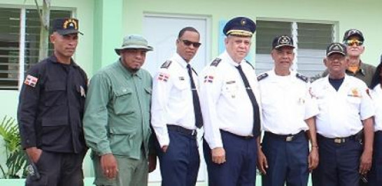 Miembros del cuerpo de Bomberos de Quisqueya frente al nuevo cuartel.