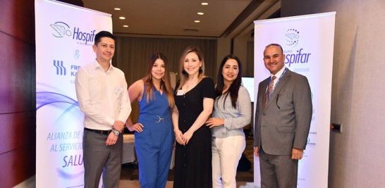 De izquierda a derecha, Iván Hernández, Alexandra Retrepo, Carolina Méndez, Johana Sandoval y el Sr. Rafael Pérez Barroso.