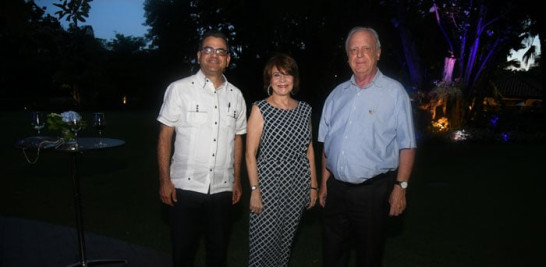 Milton González, Sonia Mena y Axel Hendrichs.