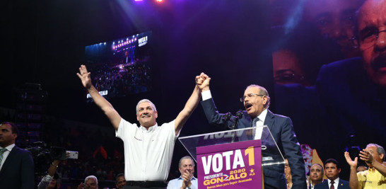 Danilo Medina llegó luego de iniciar el acto de cierre y afirmó que Gonzalo no lo necesita para ganar primarias.