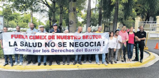 Moradores organizados en el Comité por los Derechos del Barrio reclaman el traslado de la empresa concretera hacia otro lugar. FUENTE EXTERNA.