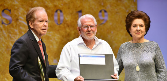 José Luis Corripio Estrada y Ana María Alonso entregan premio al padre Domingo Legua. FOTO/ GLAUCO MOQUETE.