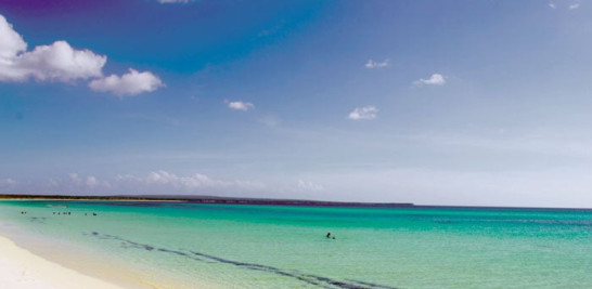 Bahía de las Águilas, Pedernales. Considerada por muchos como la más hermosa playa dominicana, por la transparencia del agua y blancas arenas. Es una playa virgen, no contaminada, lo que contribuye a su belleza. Con una visita vas a querer repetir! ISTOCK