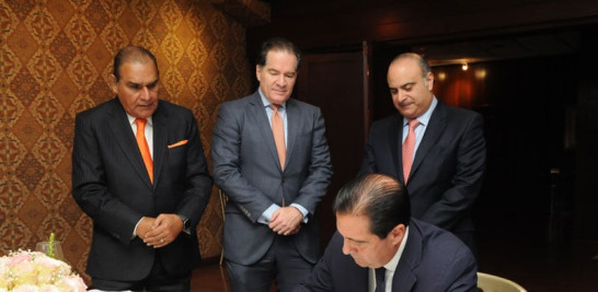 El ex presidente Panamá firmó el libro de visitantes de Listín Dario. / JORGE CRUZ