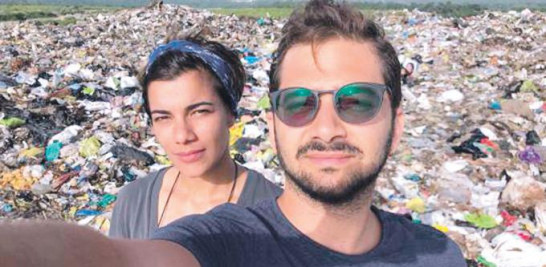 Nashla Bogaert y José María Cabral durante la filmación del documental Isla de Plástico. LD