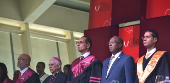 El rector de la UFHEC, Alberto Ramérez Cabral, encabeza la mesa princial en la ceremonia de graduación.