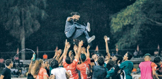 Edward Acevedo, dirigente del Cibao FC, es elevado por el aire por sus jugadores luego de la victoria.