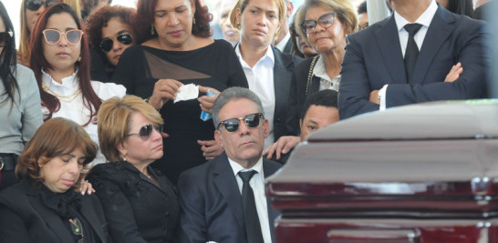 Familiares de Juan Pablo Medina le dan el último adiós.